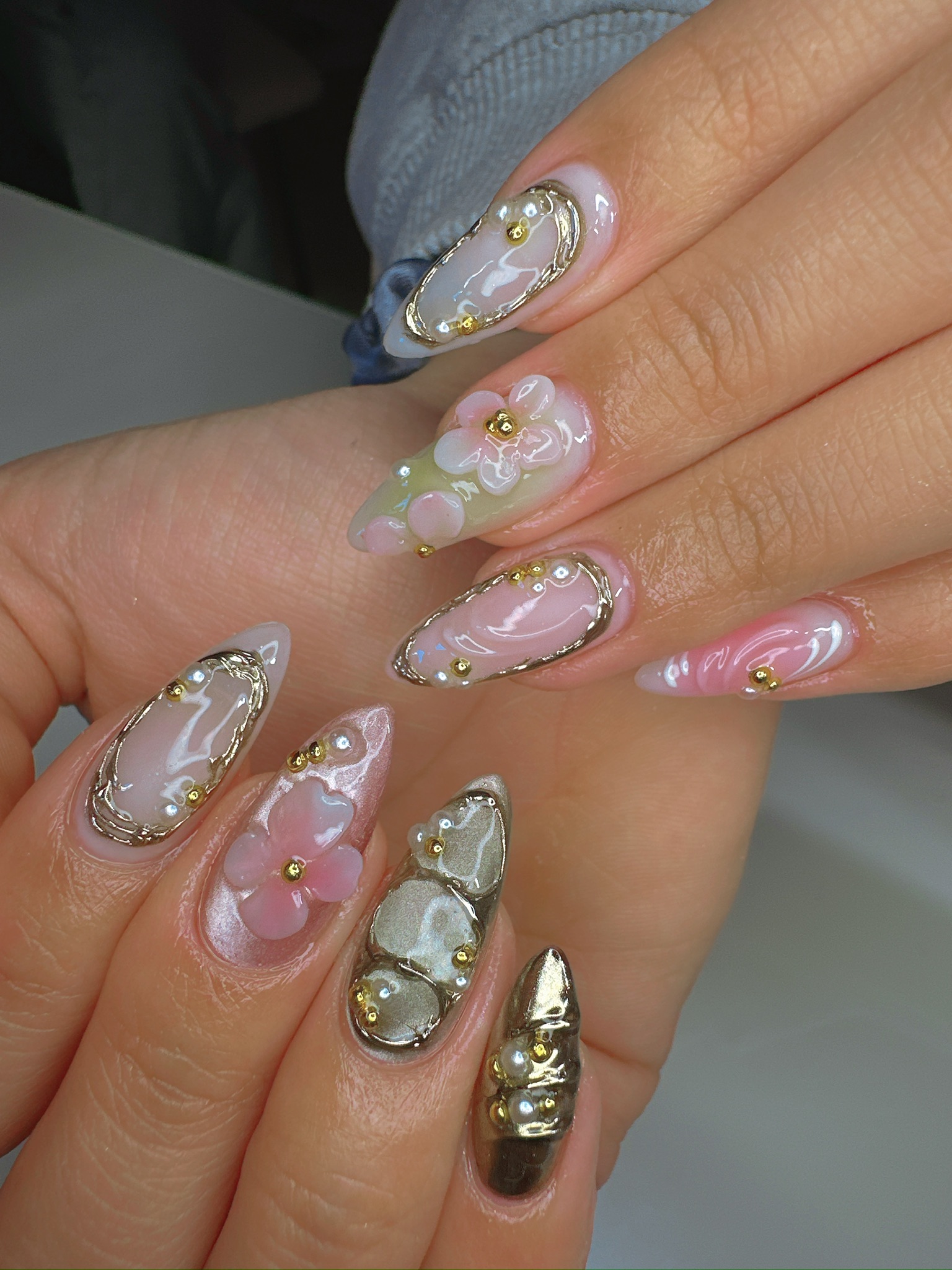 two-hands-flowery-gold-pink